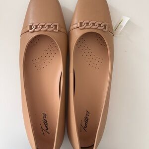 Trotters Women's Beige Chain Loafers